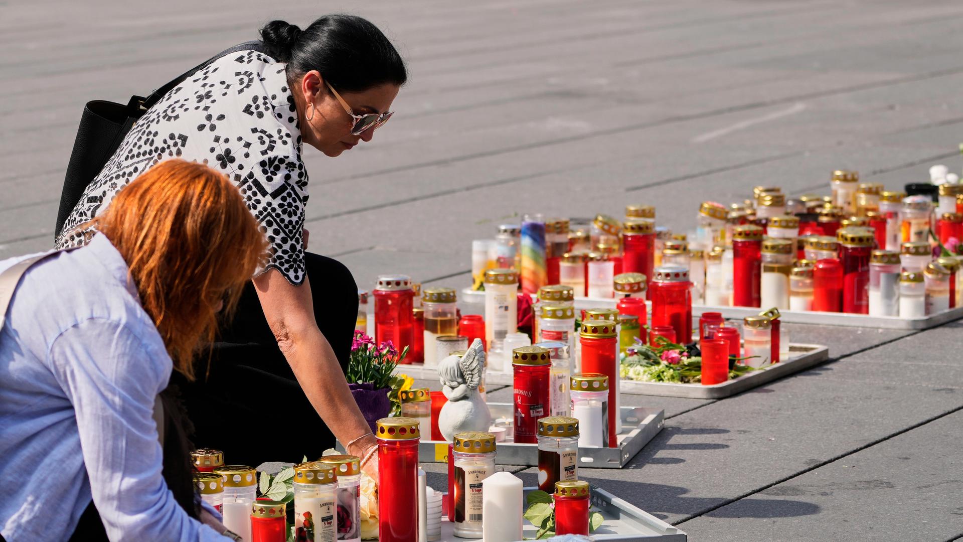 Menschen zünden in Graz Kerzen an, nachdem ein ehemaliger Schüler in einer Schule mehrere Menschen tötete und viele weitere verletzte, bevor er sich das Leben nahm.