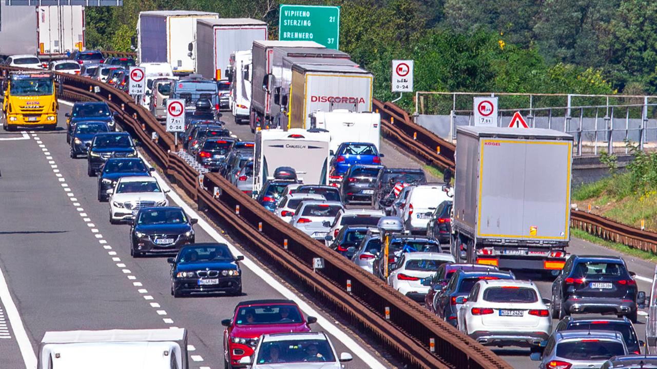 Auf der Brennerautobahn stehen zahlreiche Fahrzeuge im Stau.