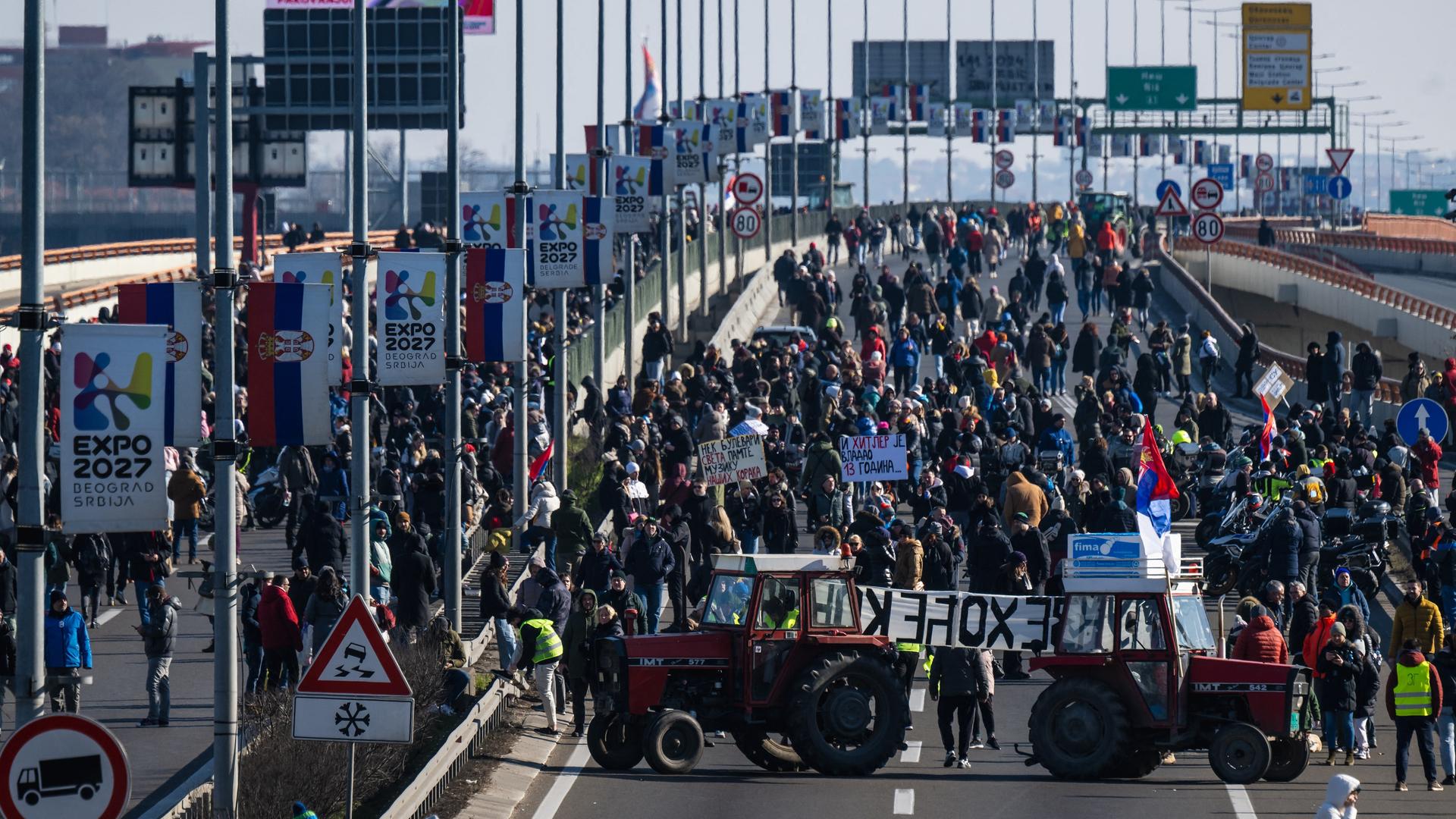 Studenten und Bürger blockieren eine Brücke in Belgrad aus Protest gegen Korruption und Vetternwirtschaft in Serbien, die nach Ansicht der Demonstranten zu dem Unglück in Novi Sad geführt hat, bei dem 15 Menschen ums Leben kamen
        Foto: Andrej ISAKOVIC / AFP