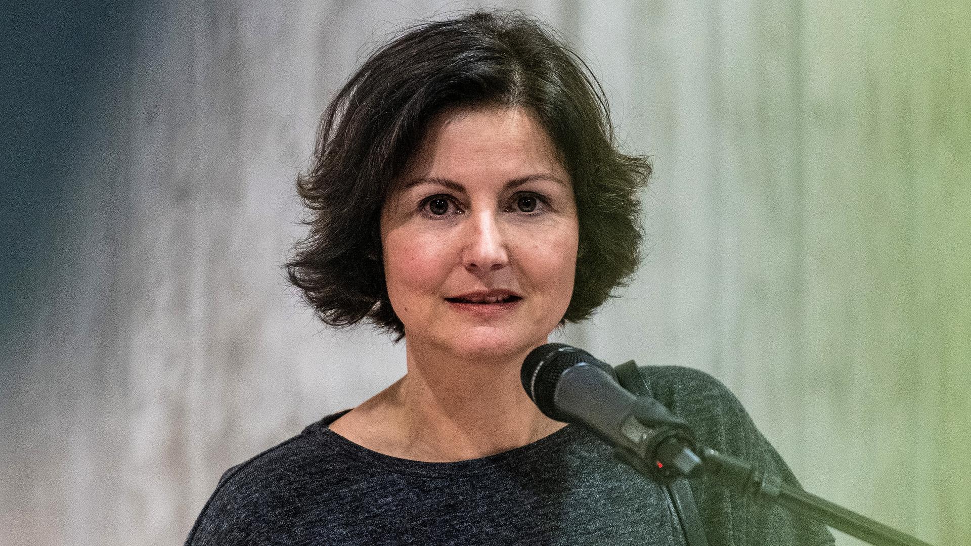 Magdalena Kröner spricht die Einführung bei der Ausstellungseröffnung von Thomas Scheibitz "Die Blendung des Richters" am Freitag, 31. Januar 2020, in der Neue Galerie in Gladbeck. Magdalena Kröner spricht die Einführung bei der Ausstellungseröffnung von Thomas Scheibitz "Die Blendung des Richters" am Freitag, 31. Januar 2020, in der Neue Galerie in Gladbeck.