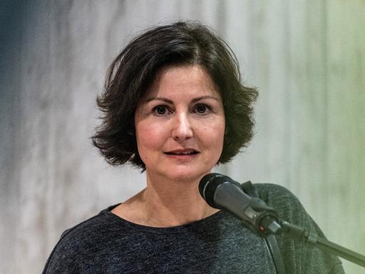 Magdalena Kröner spricht die Einführung bei der Ausstellungseröffnung von Thomas Scheibitz "Die Blendung des Richters" am Freitag, 31. Januar 2020, in der Neue Galerie in Gladbeck.