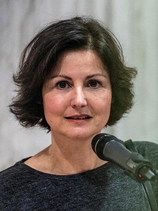 Magdalena Kröner spricht die Einführung bei der Ausstellungseröffnung von Thomas Scheibitz "Die Blendung des Richters" am Freitag, 31. Januar 2020, in der Neue Galerie in Gladbeck.