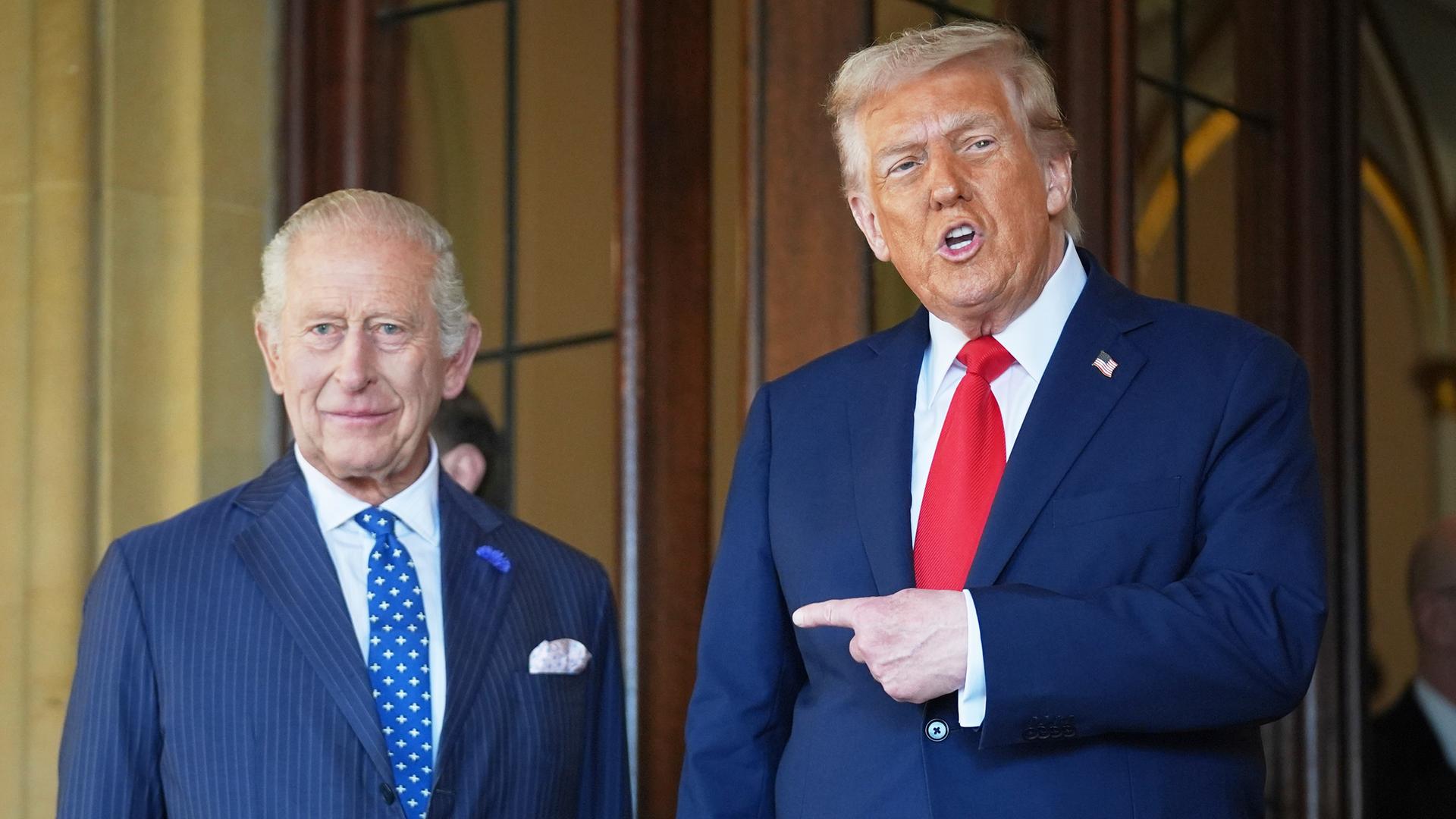 Präsident Donald Trump gestikuliert neben dem britischen König Charles III., bevor er Schloss Windsor verlässt. 