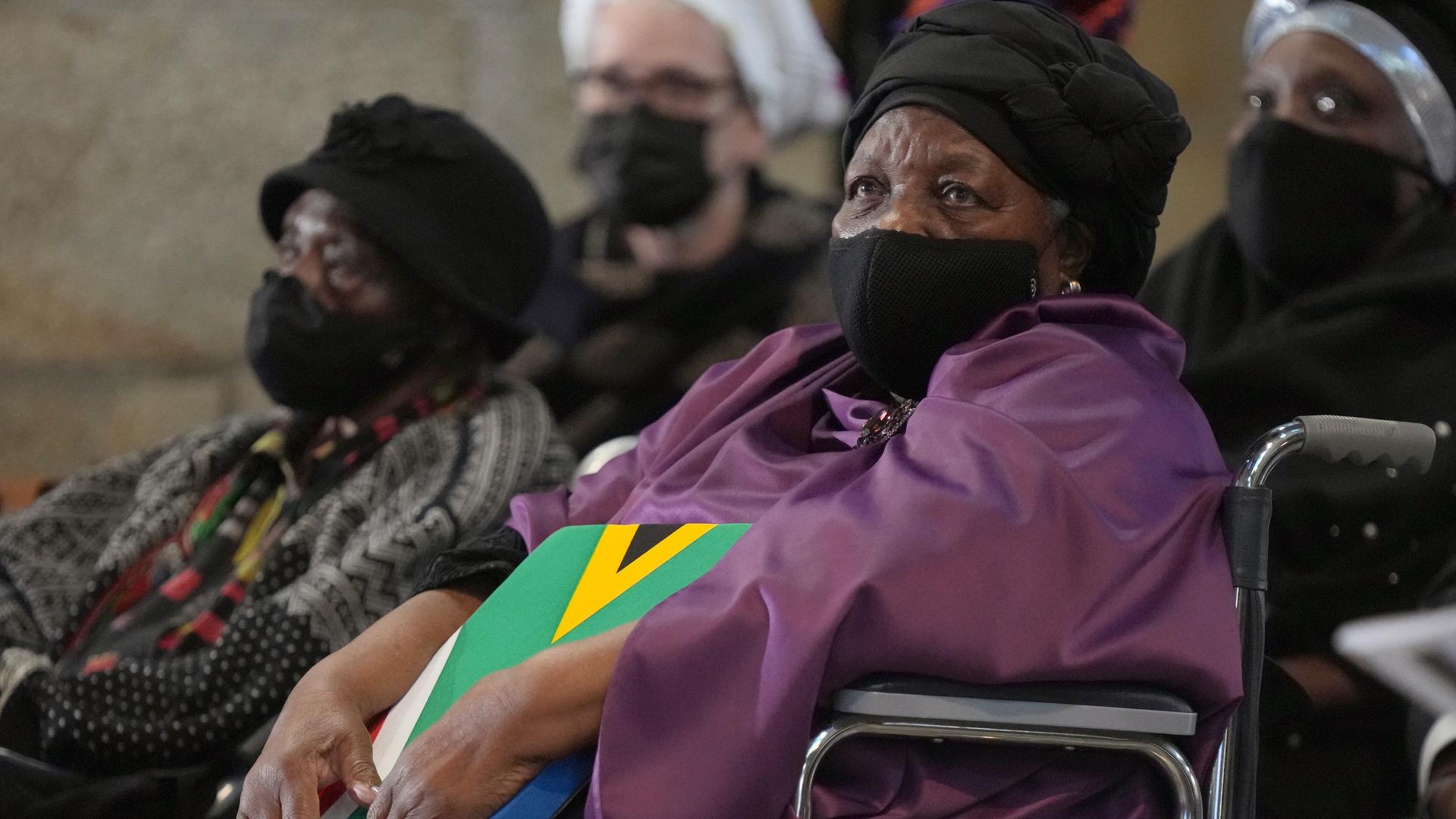 Leah Tutu sitzt mit einem Mund-Nasen-Schutz in einem Rollstuhl. Leah Tutu sitzt mit einem Mund-Nasen-Schutz in einem Rollstuhl.