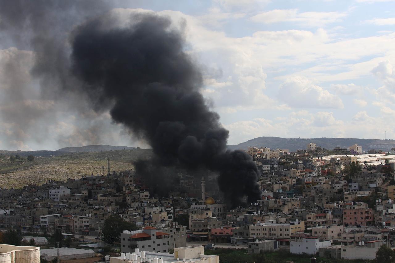 Westjordanland, Tulkarm: Rauch steigt nach einem Raketenangriff auf. 