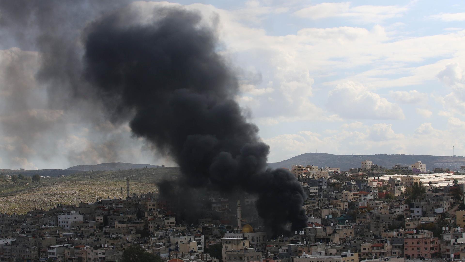 Westjordanland, Tulkarm: Rauch steigt nach einem Raketenangriff auf.