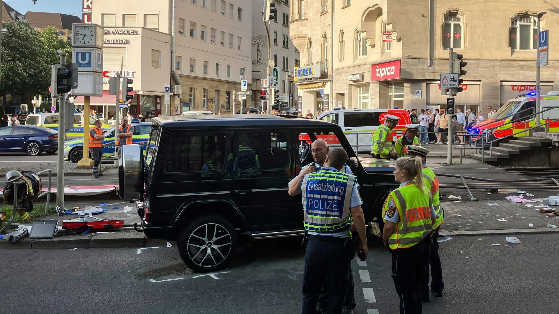 In der Stuttgarter Innenstadt ist ein Auto an einer Haltestelle in eine Personengruppe gefahren. In der Stuttgarter Innenstadt ist ein Auto an einer Haltestelle in eine Personengruppe gefahren.