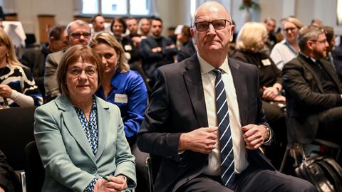 Brandenburgs Ministerpräsident Dietmar Woidke (SPD) und Gesundheitsministerin Ursula Nonnemacher (Bündnis 90/Die Grünen) sitzen bei einer Konferenz nebeneinander.