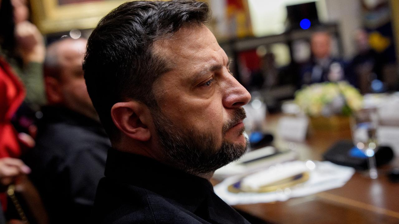 Der ukrainische Präsident Wolodomir Selenskyj Zu Gast im Weißen Haus in Washington D.C. am 17. Oktober 2025. Mann mit braunen Haaren im Profil sitzt an einer Runde am Tisch.