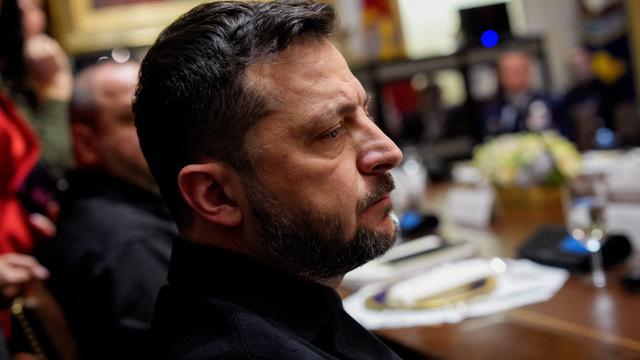 Der ukrainische Präsident Wolodomir Selenskyj Zu Gast im Weißen Haus in Washington D.C. am 17. Oktober 2025. Mann mit braunen Haaren im Profil sitzt an einer Runde am Tisch.