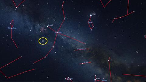 Der Stern 61 Cygni ist in dunkler Nacht mit bloßem Auge zu sehen. An ihm gelang Friedrich Wilhelm Bessel der Nachweis der Parallaxen-Bewegung. 