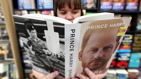 Eine junge Frau liest im Buch "Reserve" von Prinz Harry in einer Buchhandlung in Australien.