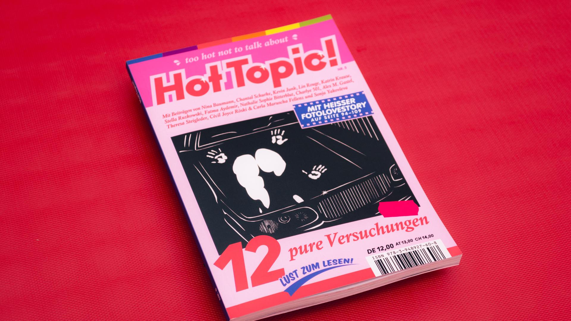 Ausgabe fünf des Magazins "Hot Topic" auf roten Hintergrund. Auf dem Titel steht u.a. "Too hot not to talk about" und "Mit Fotolovestory". Auf der Titelillustration ist ein Auto, auf dessen Motorhaube Abdrücke von Händen und Po zu sehen sind.