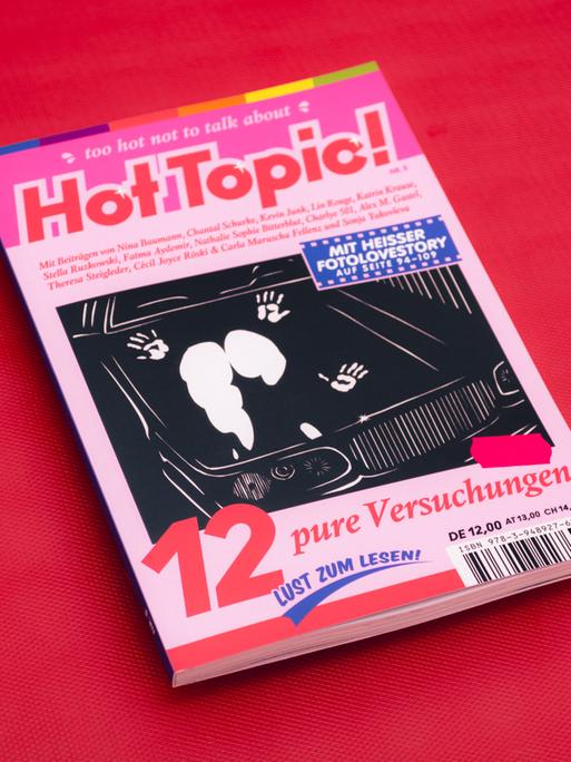 Ausgabe fünf des Magazins "Hot Topic" auf roten Hintergrund. Auf dem Titel steht u.a. "Too hot not to talk about" und "Mit Fotolovestory". Auf der Titelillustration ist ein Auto, auf dessen Motorhaube Abdrücke von Händen und Po zu sehen sind.