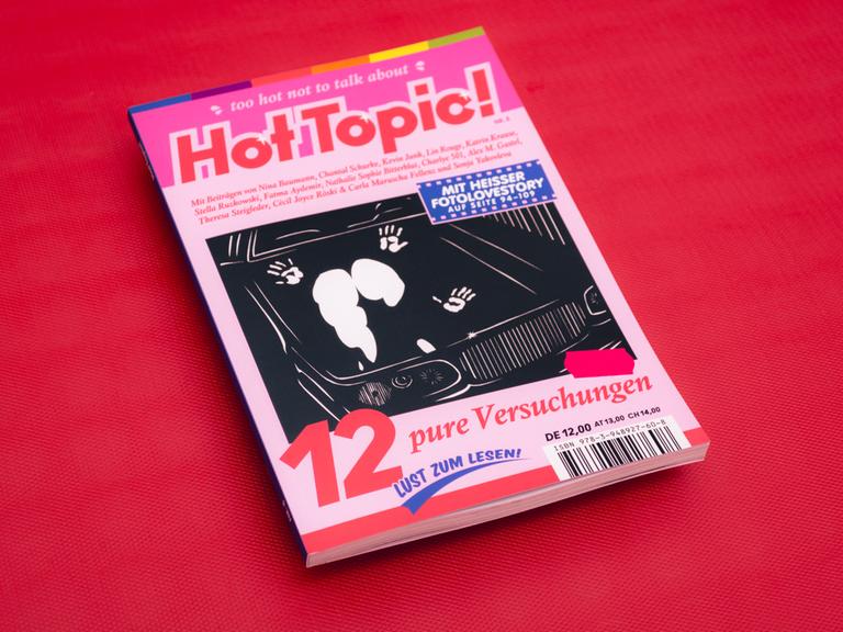 Ausgabe fünf des Magazins "Hot Topic" auf roten Hintergrund. Auf dem Titel steht u.a. "Too hot not to talk about" und "Mit Fotolovestory". Auf der Titelillustration ist ein Auto, auf dessen Motorhaube Abdrücke von Händen und Po zu sehen sind.