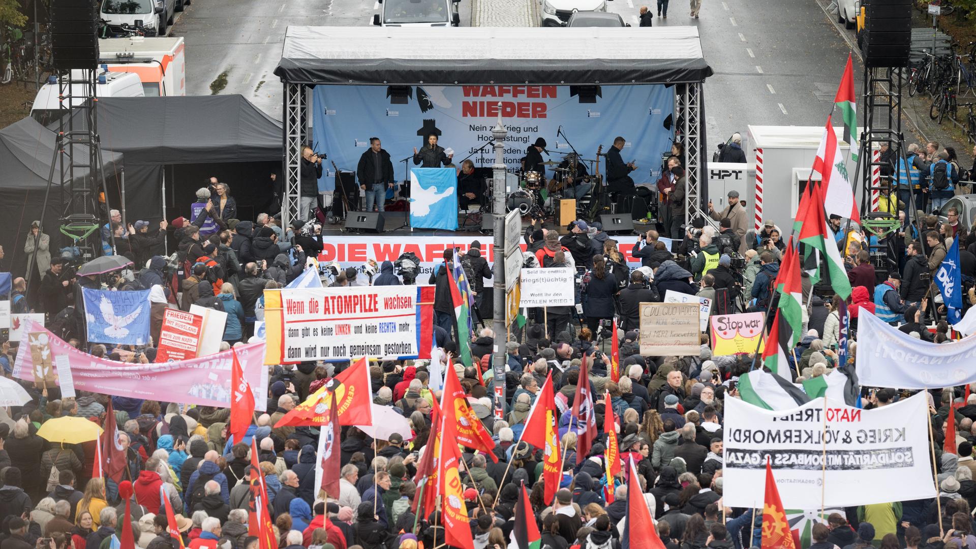 Sahra Wagenknecht, Parteivorsitzende von BSW, spricht während einer Demonstration des Bündnisses "Nie wieder Krieg