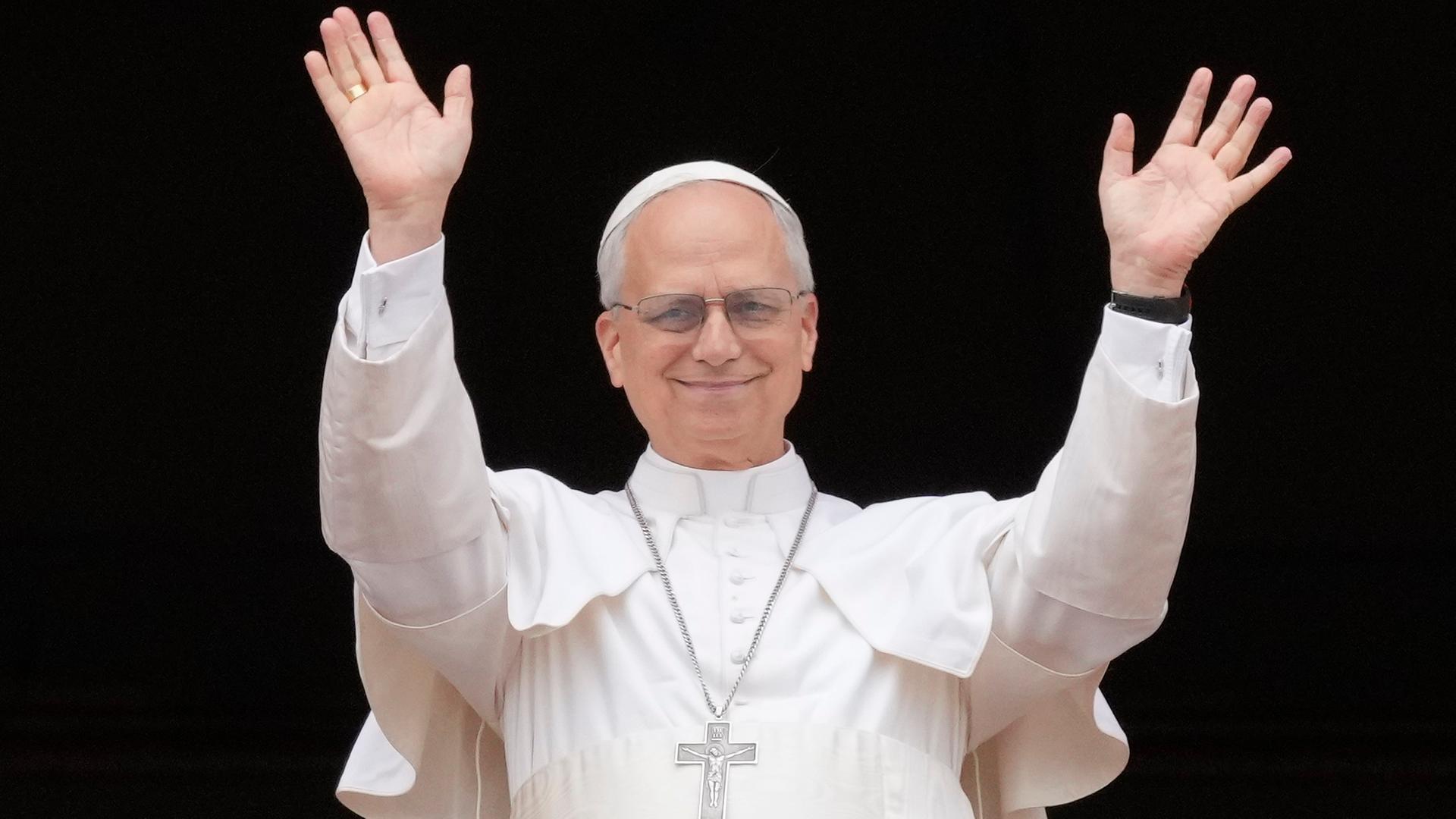 Papst Leo der 14. auf dem Balkon von dem Peters-Dom. Er hebt die Arme in die Luft und lächelt. Papst Leo der 14. auf dem Balkon von dem Peters-Dom. Er hebt die Arme in die Luft und lächelt.