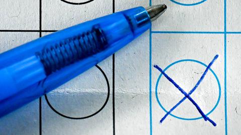 Ein Kreuz auf dem Stimmzettel für die Bundestagswahl. 