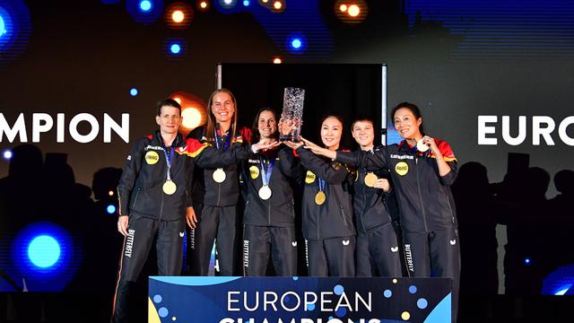 Das Foto zeigt 6 Frauen von dem deutschen Tisch-Tennis-Frauen-Team. Die Frauen haben die Europa-Meisterschaft gewonnen. Die Frauen tragen ihre Medaillen.