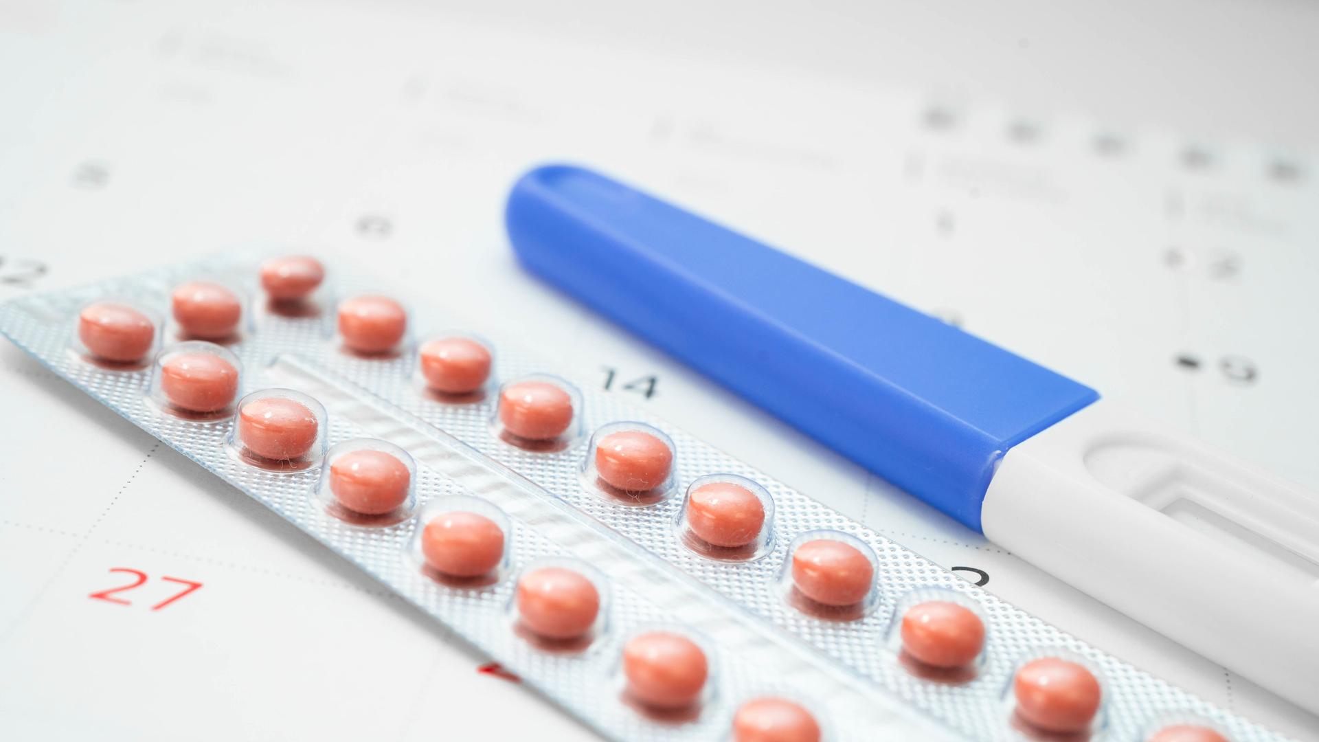 Antibabypillen in Blisterverpackung und ein Set zum Schwangerschaftstest liegen auf einem Tisch. Antibabypillen in Blisterverpackung und ein Set zum Schwangerschaftstest liegen auf einem Tisch.