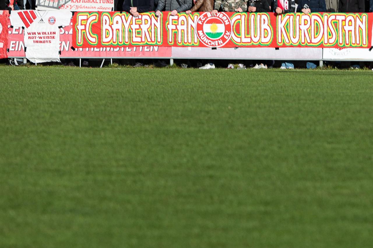 Das Banner mit der Aufschrift "FC Bayern Fanclub Kurdistan" sorgte beim Spiel von Türkgücü gegen den FC Bayern München II für viel Unmut.