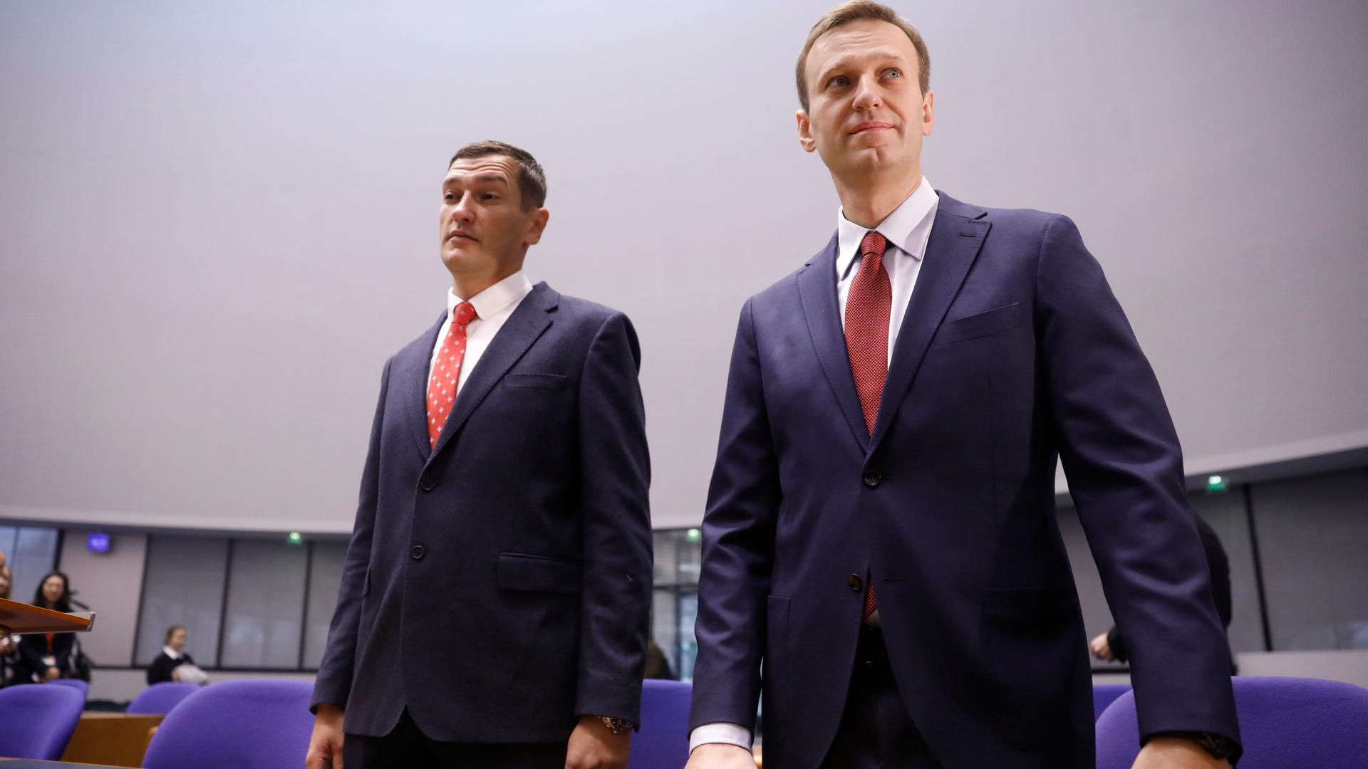Der russische Oppositionsführer Alexej Nawalny (r) und sein Bruder Oleg stehen während seiner Anhörung vor dem Europäischen Gerichtshof für Menschenrechte. Der russische Oppositionspolitiker Alexej Nawalny ist nach Angaben der Justiz in Haft gestorben.