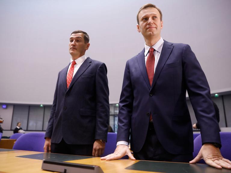 Der russische Oppositionsführer Alexej Nawalny (r) und sein Bruder Oleg stehen während seiner Anhörung vor dem Europäischen Gerichtshof für Menschenrechte. Der russische Oppositionspolitiker Alexej Nawalny ist nach Angaben der Justiz in Haft gestorben.