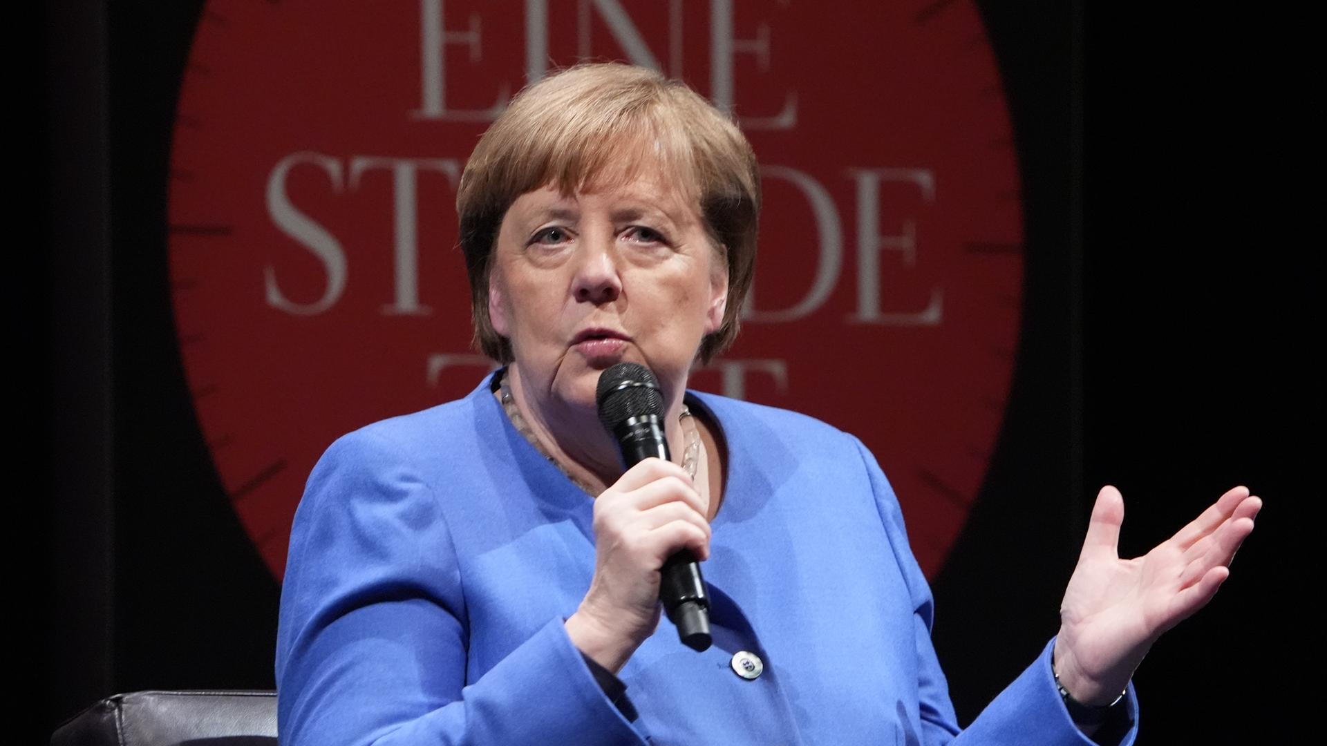 Altkanzlerin Angela Merkel (CDU) spricht während der «Die Zeit»-Veranstaltung «Eine Stunde Zeit mit...» auf der Bühne im Deutschen Schauspielhaus.