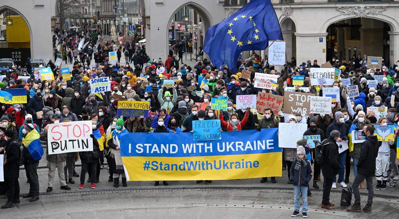 Demonstranten halten Plakate mit der Aufschrift "I stand with Ukraine" oder "Stop Putin" bei einer Kundgebung in München hoch.