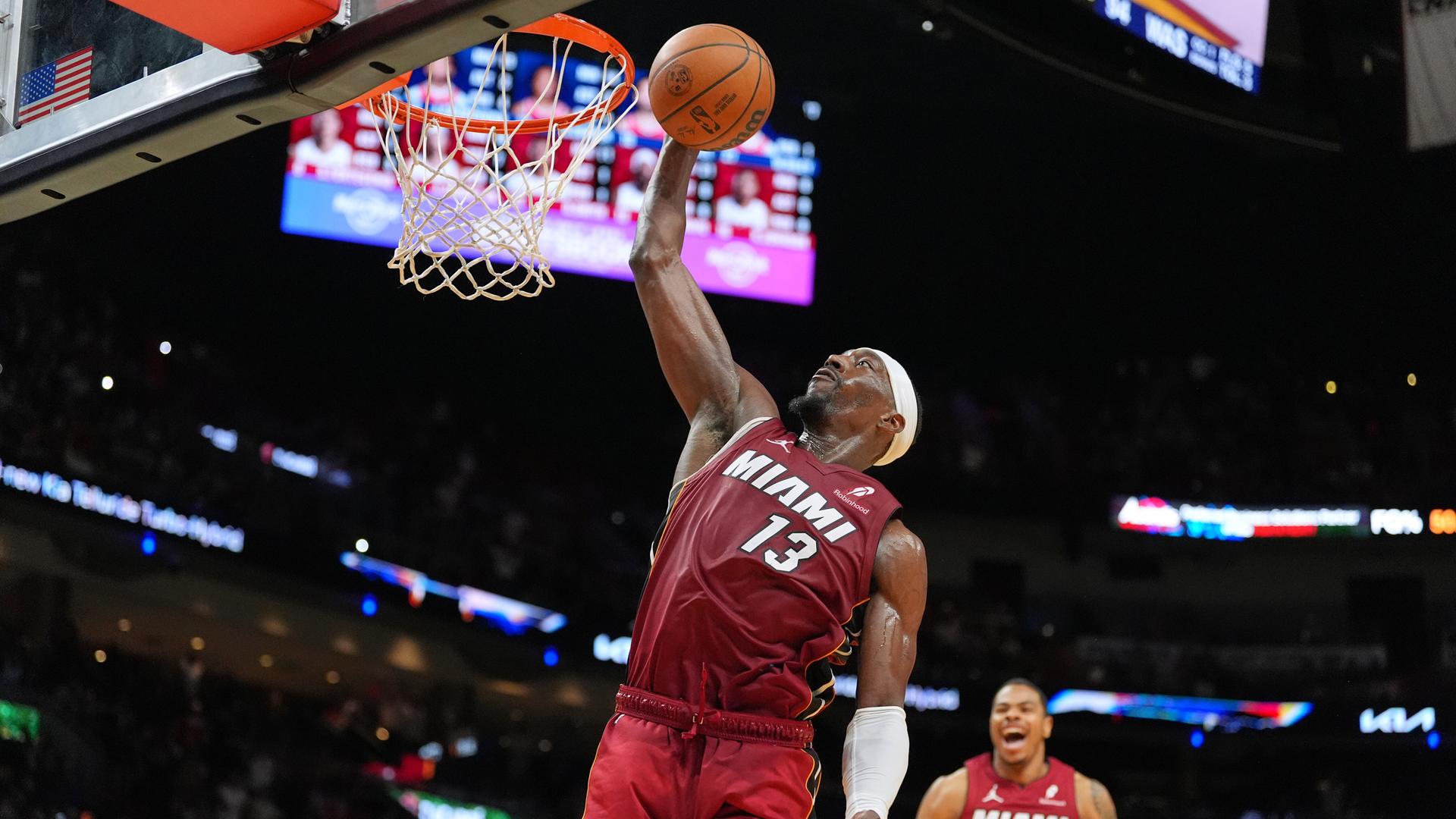 Basketballer Bam Adebayo bei einem Korbleger