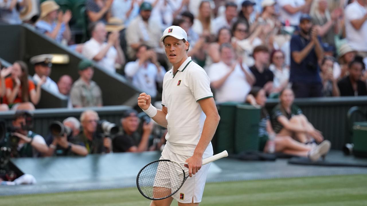 Das Bild zeigt Sinner beim Finalspiel in Wimbledon. Er hat eine Hand zur Faust geballt.