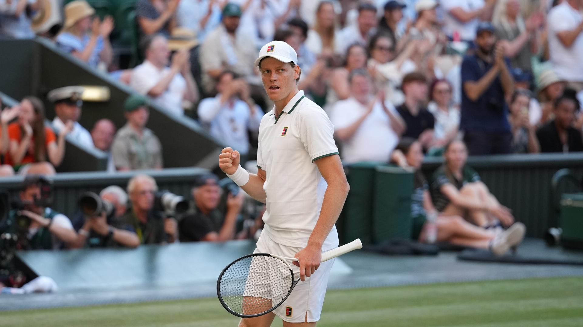 Das Bild zeigt Sinner beim Finalspiel in Wimbledon. Er hat eine Hand zur Faust geballt.