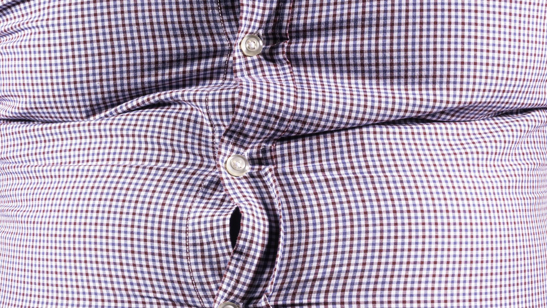 Ein Hemd unter Spannung, die Knöpfe drohen abzureißen Ein Hemd unter Spannung, die Knöpfe drohen abzureißen