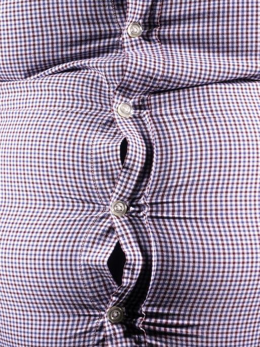 Ein Hemd unter Spannung, die Knöpfe drohen abzureißen