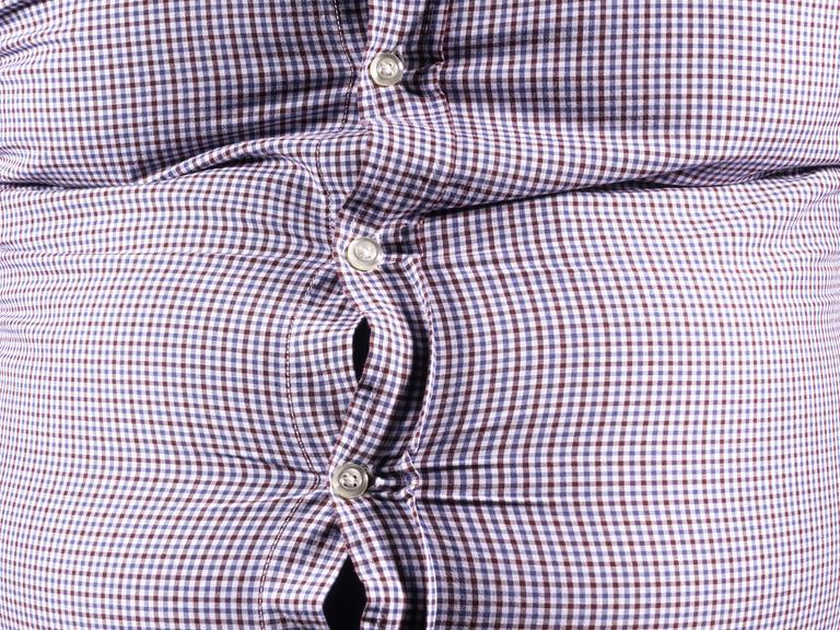 Ein Hemd unter Spannung, die Knöpfe drohen abzureißen