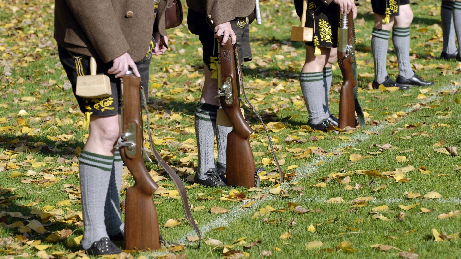 Männerbeine in Schützenkleidung mit Waffen beim Treffen der sog. Böllerschützen in Ebersberg / Bayern. Männerbeine in Schützenkleidung mit Waffen beim Treffen der sog. Böllerschützen in Ebersberg / Bayern.