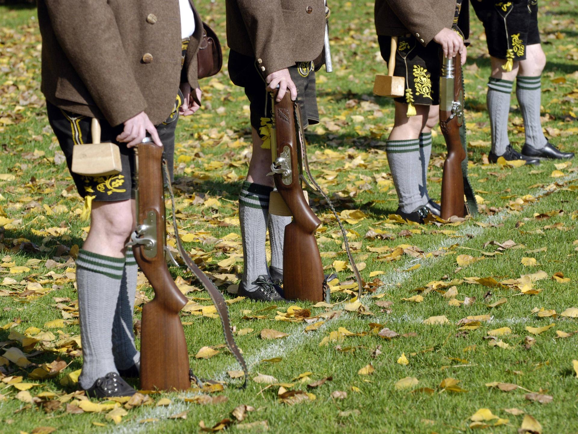 Männerbeine in Schützenkleidung mit Waffen beim Treffen der sog. Böllerschützen in Ebersberg / Bayern.
