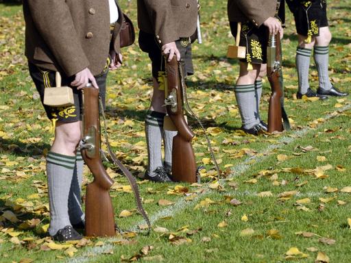 Männerbeine in Schützenkleidung mit Waffen beim Treffen der sog. Böllerschützen in Ebersberg / Bayern.