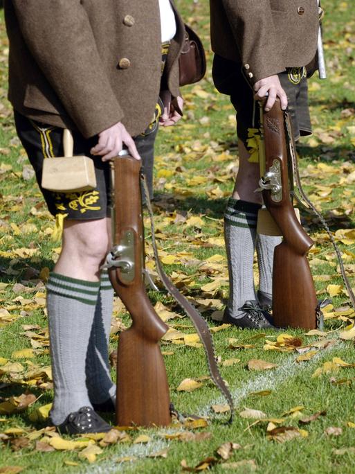 Männerbeine in Schützenkleidung mit Waffen beim Treffen der sog. Böllerschützen in Ebersberg / Bayern.