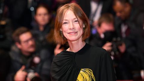 Jenny Schily posiert bei der Eröffnung der Internationalen Filmfestspiele Berlin auf dem Roten Teppich für ein Foto.
