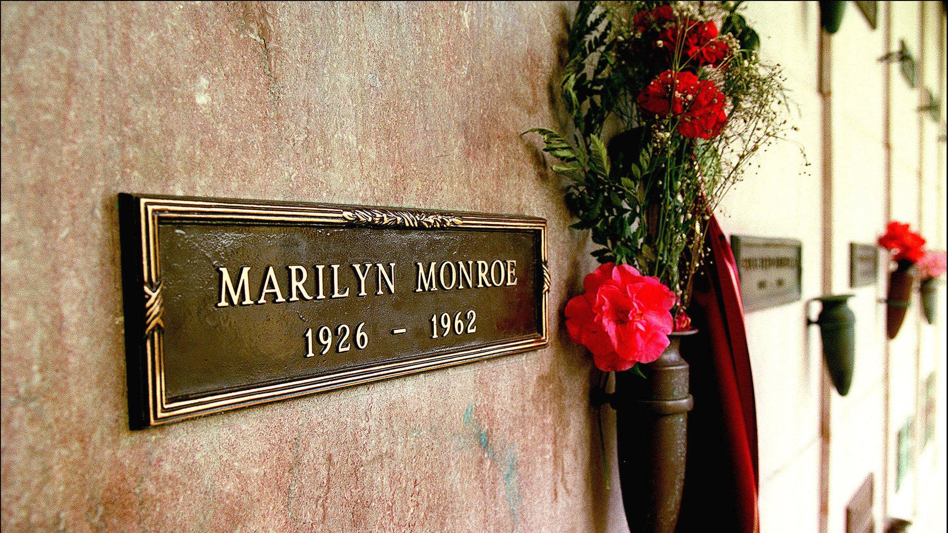 Marilyn Monroes Grab: Neben ihrem Namen sind rote Rosen zu sehen.