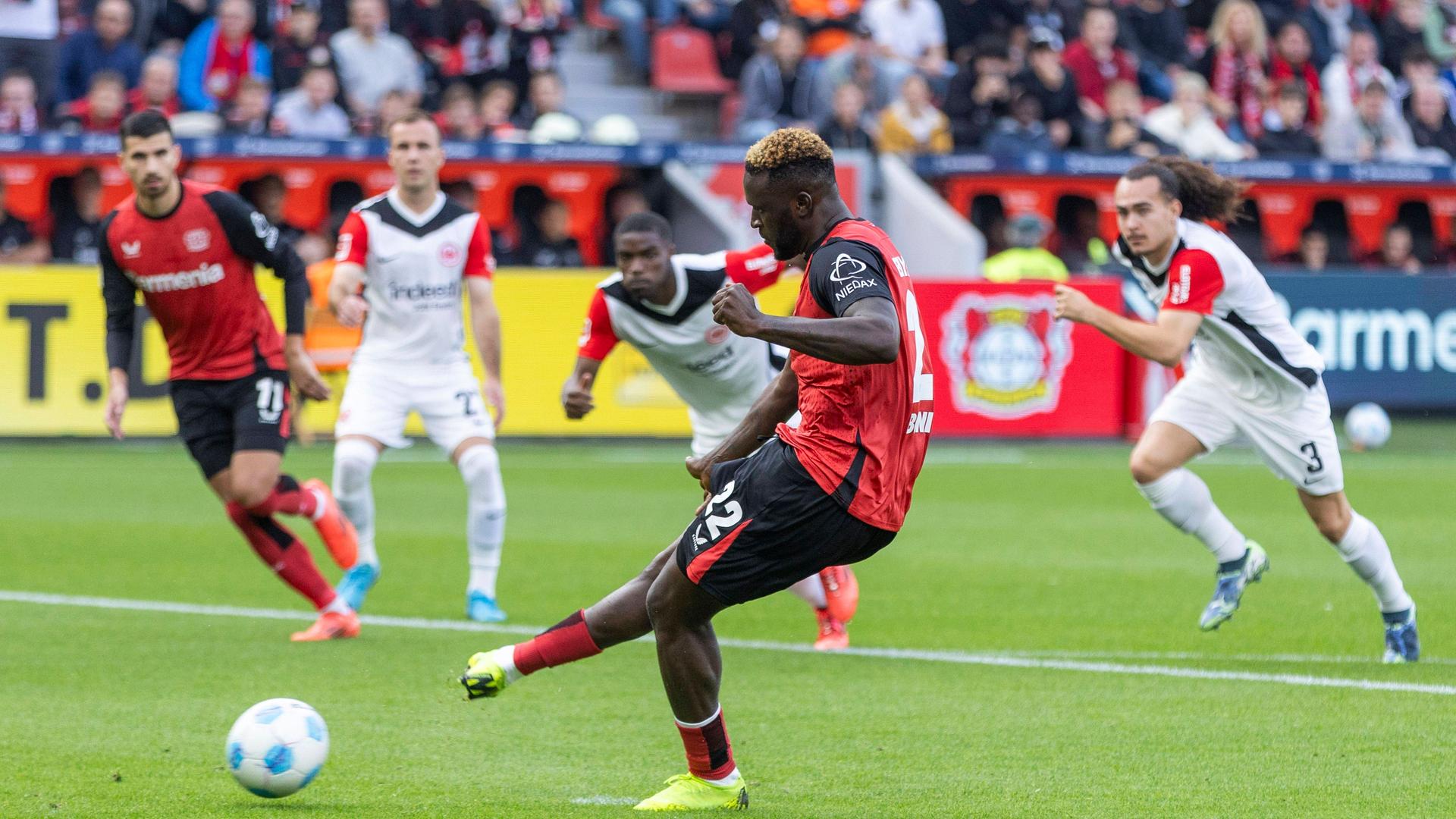 Fußball-Bundesliga: Spieler von Bayer Leverkusen und Eintracht Frankfurt kämpfen um den Ball. Fußball-Bundesliga: Spieler von Bayer Leverkusen und Eintracht Frankfurt kämpfen um den Ball.