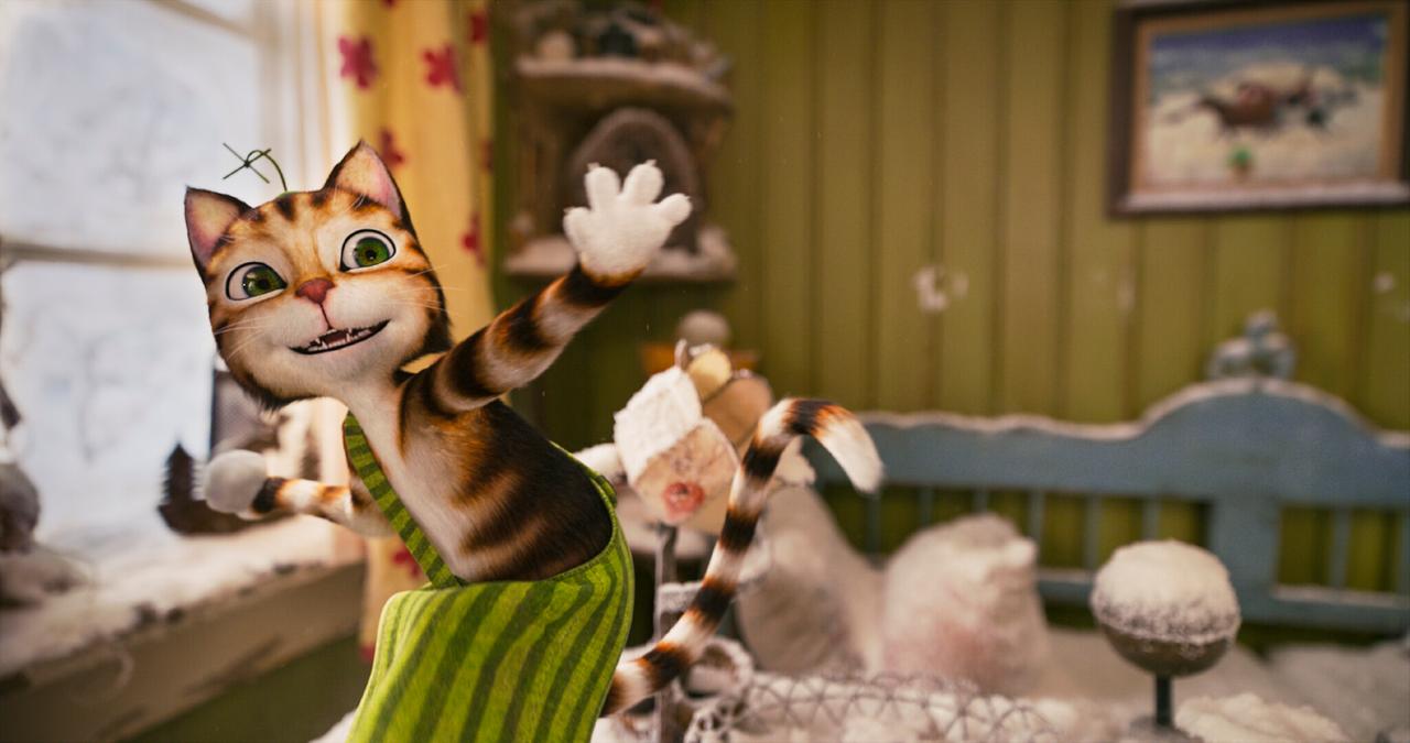 Die Szene aus dem Kinofilm "Pettersson und Findus - Das schönste Weihnachten überhaupt" zeigt den auf einem Tisch stehenden Kater Findus, der eine grüngestreifte Latzhose trägt und im Begriff ist, eine weiße Kugel zu werfen. 