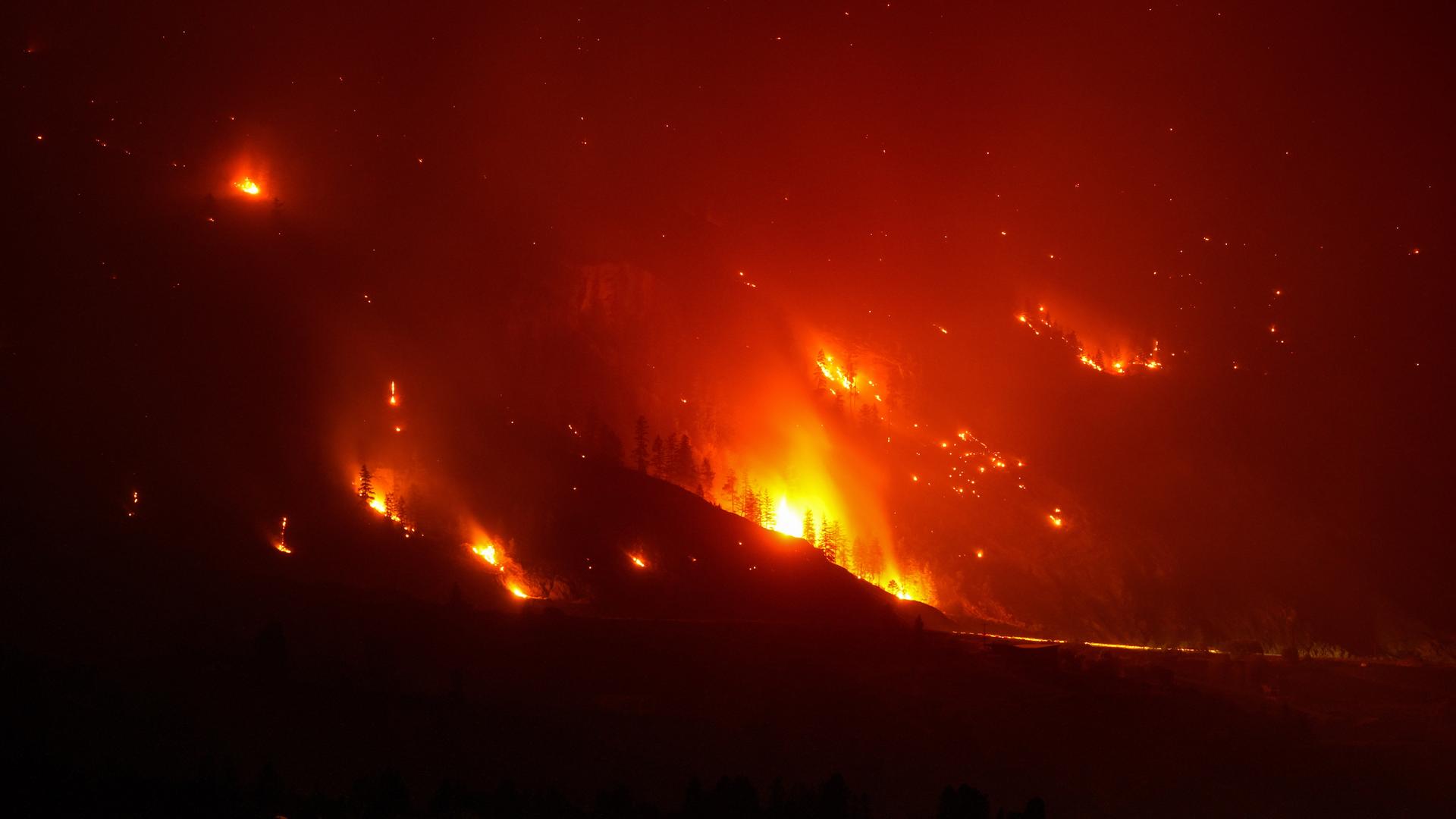 Kanada, Summerland: Der Waldbrand in der Bald Range, der die Menschen in der Region Süd-Okanagan zur Evakuierung ihrer Häuser gezwungen hat, wütet. 