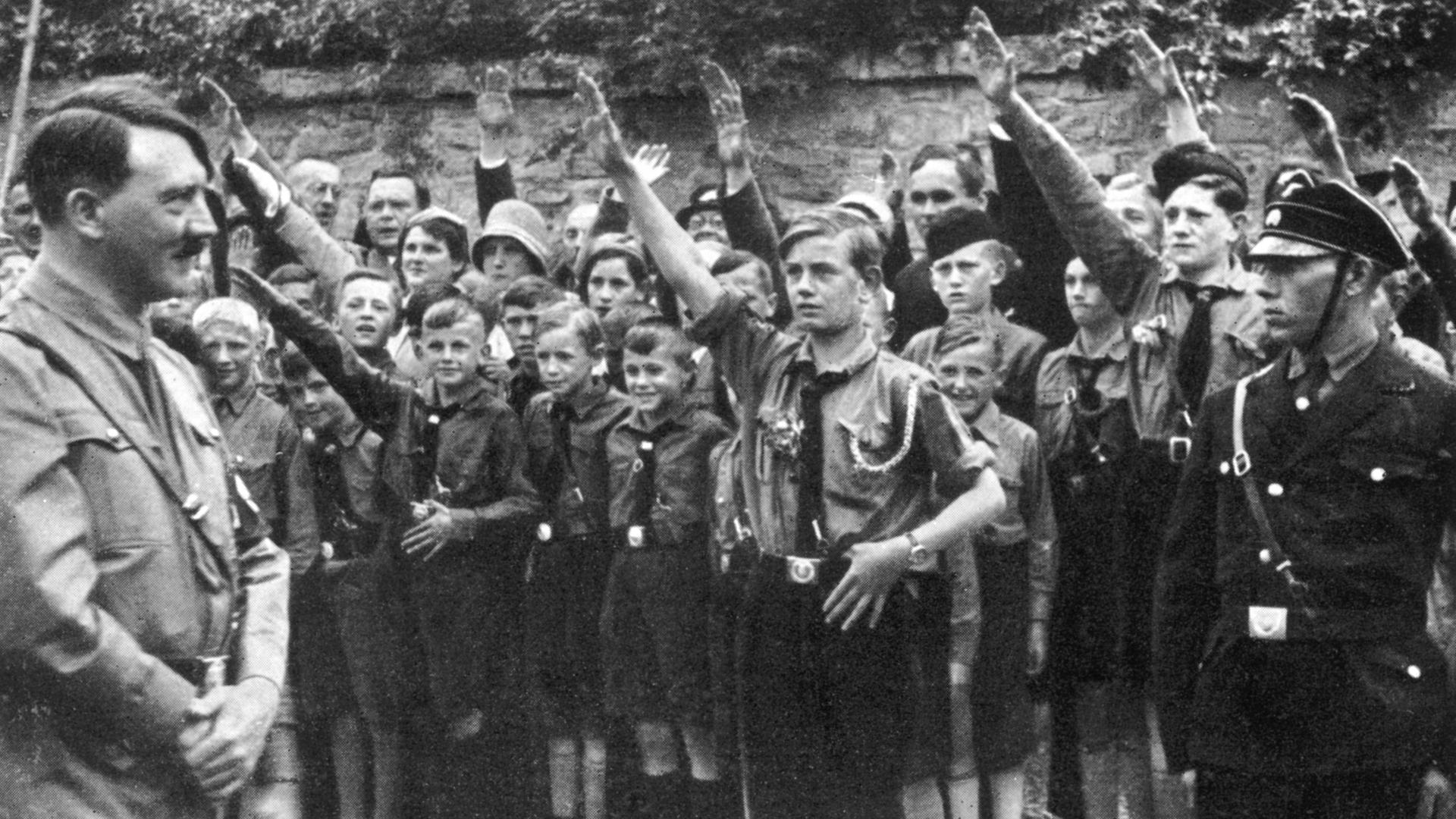 Adolf Hitler besucht die the Hitler-Jugend in Erfurt, die ihn salutierend empfängt.