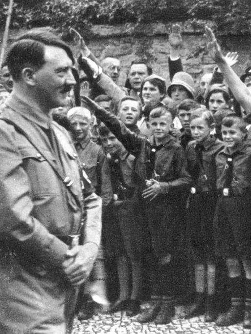 Adolf Hitler besucht die the Hitler-Jugend in Erfurt, die ihn salutierend empfängt.