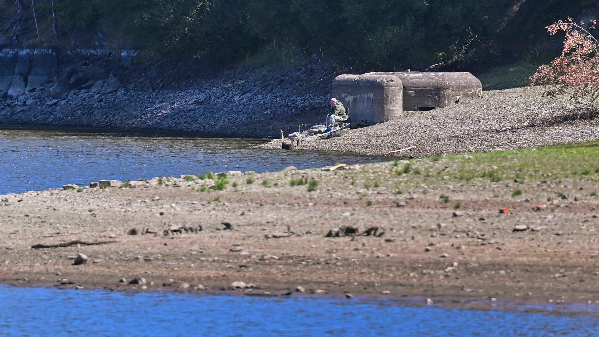 Man sieht den extrem niedrigen Wasserstand im Hracholusky Reservoir in Tschechien. Man sieht den extrem niedrigen Wasserstand im Hracholusky Reservoir in Tschechien.