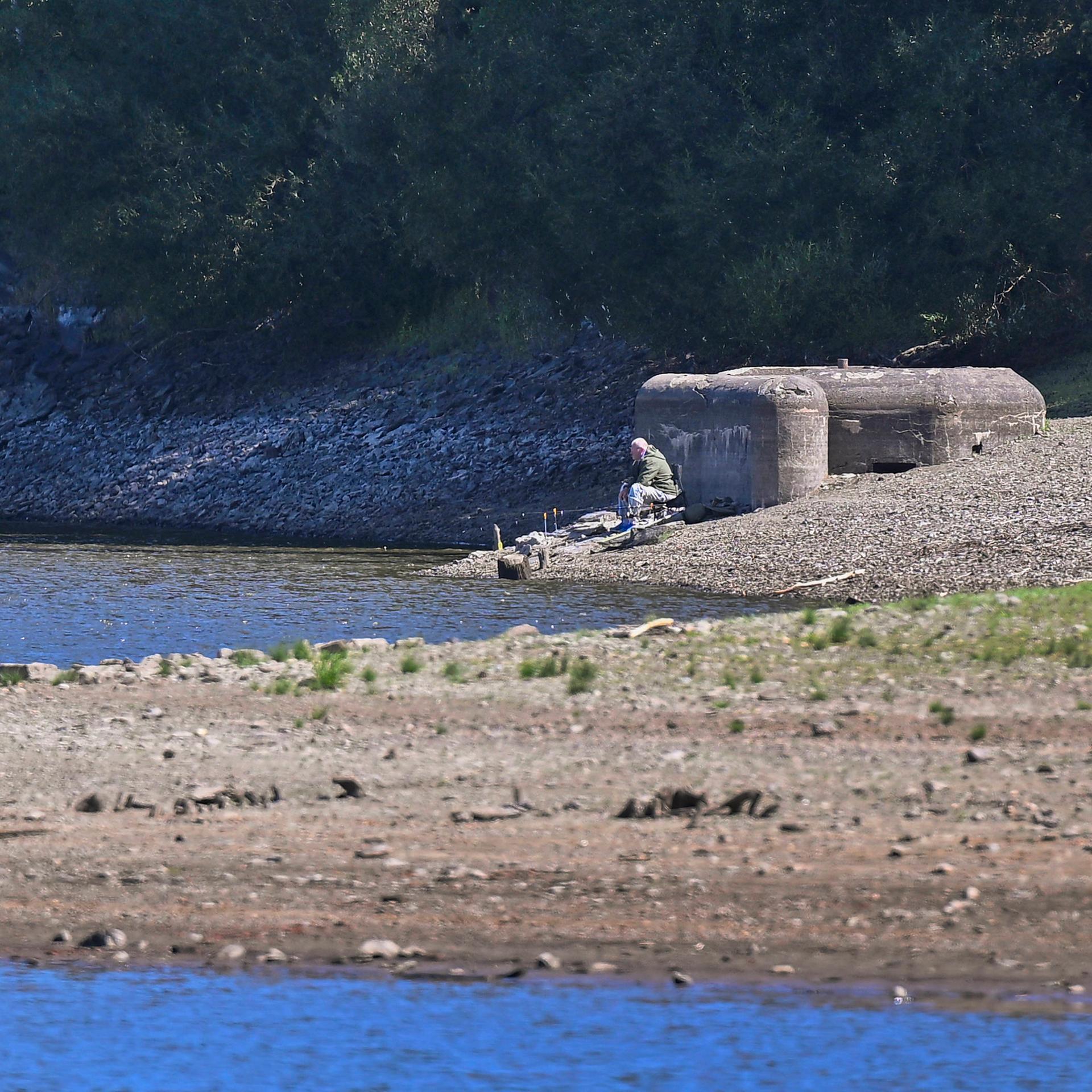 Man sieht den extrem niedrigen Wasserstand im Hracholusky Reservoir in Tschechien.