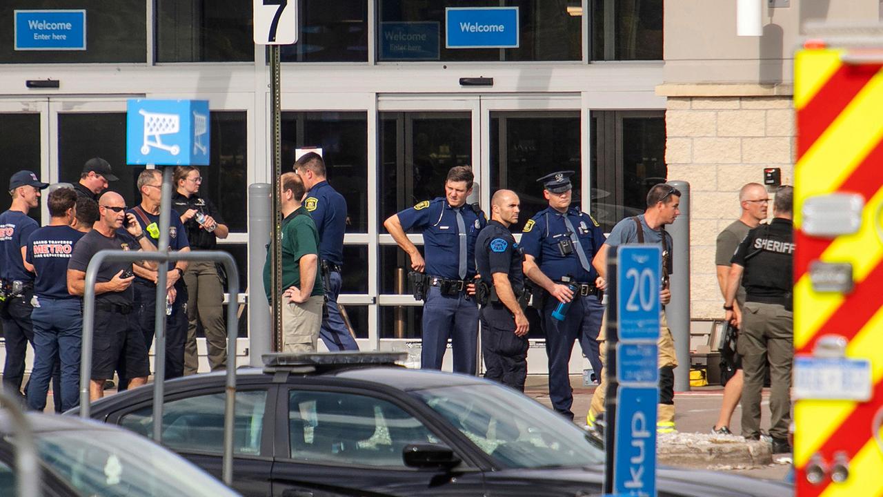 Polizeieinsatz nach Stichwaffen-Angriff in US-Supermarkt in Michigan.