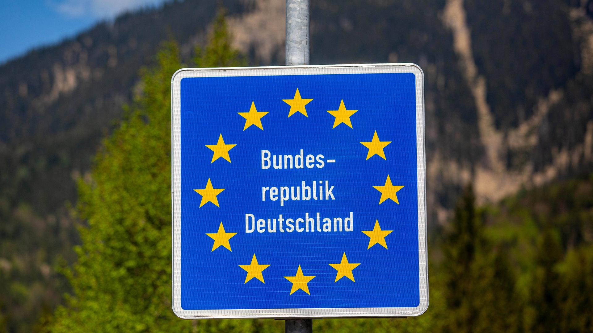 Schild "Bundesrepublik Deutschland" am Grenzübergang an der Tiroler Straße zwischen Bayrischzell (Deutschland) und Kufstein (Österreich) Schild "Bundesrepublik Deutschland" am Grenzübergang an der Tiroler Straße zwischen Bayrischzell (Deutschland) und Kufstein (Österreich)